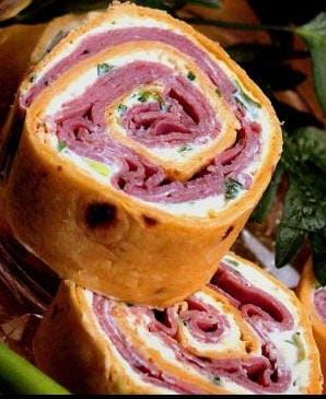 Roast Beef And Horseradish, Pinwheel Recipes, Sausage Balls, Finger Food Appetizers, Snacks Für Party, Party Foods, Party Food Appetizers, Roast Beef, Yummy Appetizers