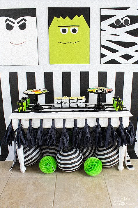 Monster Mash Party Ideas - Setting up the perfect kids Halloween Party! Monster Mash Party Ideas, Festa Hotel Transylvania, Target Party, Halloween Toddler Party, Monster Mash Party, Halloween First Birthday, Halloween Themed Birthday Party, Halloween 1st Birthdays, Halloween Infantil