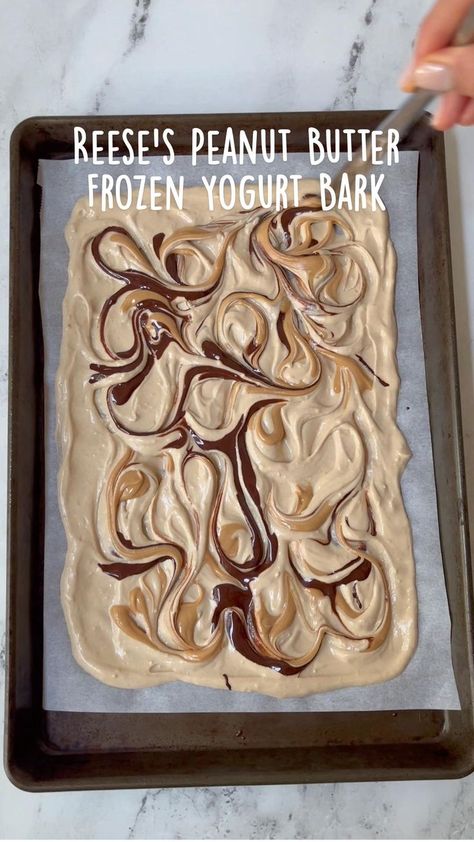 Frozen Yogurt Bar, Frozen Yogurt Bark, Yogurt Bark, Yogurt Bar, Healthy Protein Snacks, Protein Desserts, Reeses Peanut Butter, Healthy Sweets Recipes, Snacks Für Party