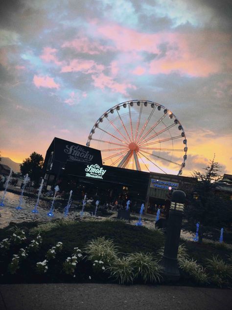 Ferris Wheel Sunset, Pigeon Forge Tennessee, Thanksgiving Break, Pigeon Forge Tn, Rocky Top, Gatlinburg Tennessee, Beach Wallpaper, Pretty Sky, Pigeon Forge