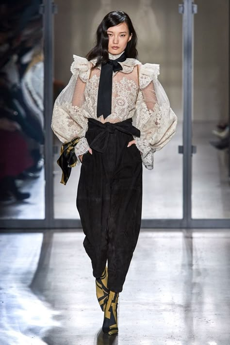 Baroque Fashion, Fall Fashion Trends, Vogue Paris, New York Fashion Week, Couture Fashion, Look Fashion, New York Fashion, Autumn Winter Fashion, Runway Fashion