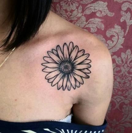 Tattoo Shoulder Women, Tattoo Shoulder, Foot Tattoos For Women, Tattoos For Women Flowers, Daisy Tattoo, Quotes Girls, 4 Tattoo, Sunflower Tattoos, Back Tattoo Women