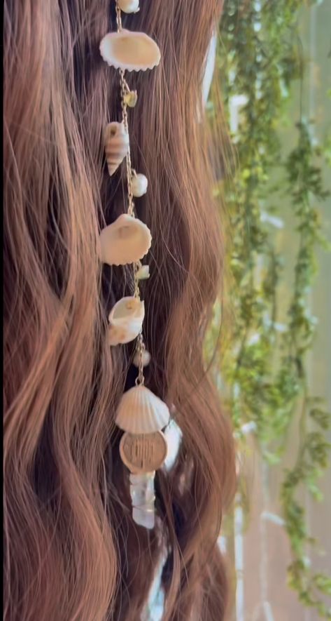 Diy Mermaid Costume Accessories, Sea Hair Accessories, Sea Shell Braids, Golden Mermaid Aesthetic, Sirencore Accesories, Sea Shells In Hair, Underwater Hairstyles, Under The Sea Hairstyles, Mermaid Curly Hair