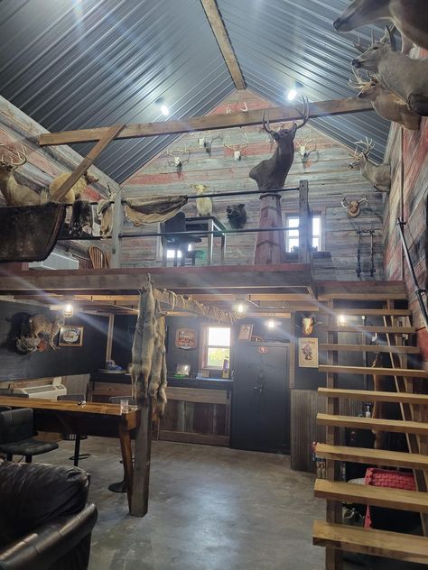 Deer Blind Interior Ideas, Taxidermy Room, Hunting Cabin Interior, Hunting Room Design, Hunting Cabin Ideas, Hunting Lodge Interiors, Hunting Room Ideas Man Caves, Hunting House, Hunting Man Cave