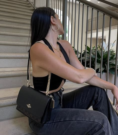 Coach Crossbody Bag Outfit, Guess Bags Aesthetic, Coach Bags Outfits, Coach Bag Outfit Style, Coach Purse Outfit, Coach Bags Aesthetic, Hand Bag Aesthetic, Guess Bag Outfit, Guess Aesthetic