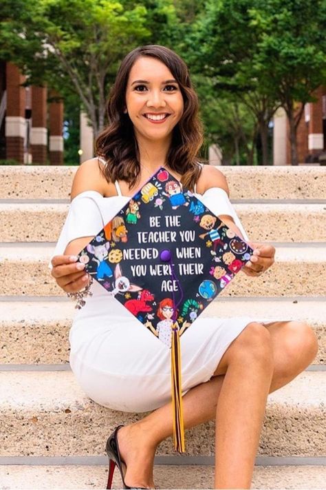 23 Creative College Graduation Cap Ideas - Its Claudia G College Graduation Cap Ideas, Graduation Cap Decoration Teacher, Cap Decoration Ideas, Graduation Hat Designs, Teacher Graduation Cap, Med School Graduation, Graduation Cap Ideas, College Grad Cap Ideas, Diy Graduation Gifts