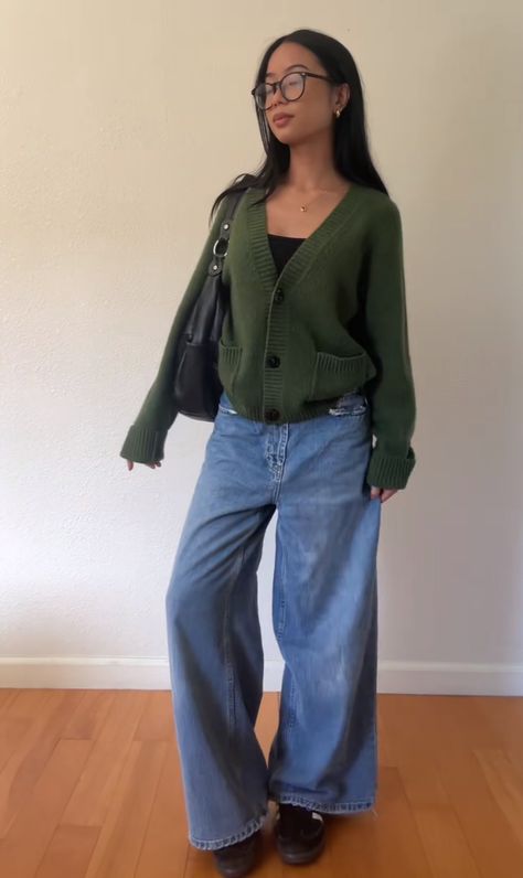 Dark Green Cardigan Outfit Aesthetic, Green Cardigan Outfit Aesthetic, How To Style Cardigan Outfit Ideas, Green Button Up Outfit, Green Cardigan Outfit, Cardigan Outfit Aesthetic, Cardigan Outfit, Cute Modest Outfits, Tennis Fashion