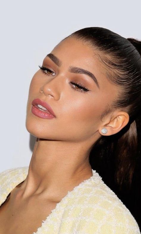 Zendaya Make Up Looks, Business Woman Makeup Look, Zendaya Makeup Looks Natural, Makeup Looks For Morena, Zendaya Makeup Natural, Light Makeup For Graduation, Natural Pageant Makeup, Zendaya Eye Makeup, Natural Bronzed Makeup Look