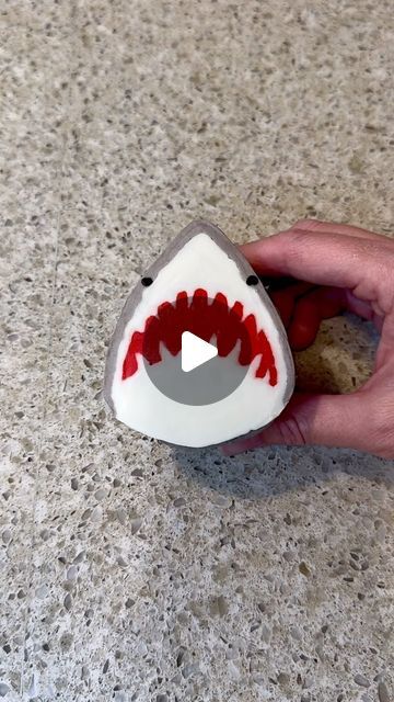 Linnea on Instagram: "Shark cupcake 🦈 (part 1)  #cupcakes #cupcake #cupcakedecorating #sharkparty #sharkweek #buttercream #buttercreamcupcakes" Shark Cupcakes Kid Birthdays, Shark Cupcake Cake, Cake Piping Techniques, Shark Cupcakes, Cake Tips, Cake Piping, Shark Cake, Kid Cupcakes, Piping Techniques