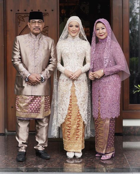 BOH !? on Instagram: “#studioboh #boh #akad #kebaya #hijab” Kebaya Nikah Modern, Hijab 2022, Designer Lehnga Choli, Malay Wedding Dress, Kebaya Lace, Baju Kahwin, Nikah Outfit, Kebaya Wedding, Muslimah Wedding Dress