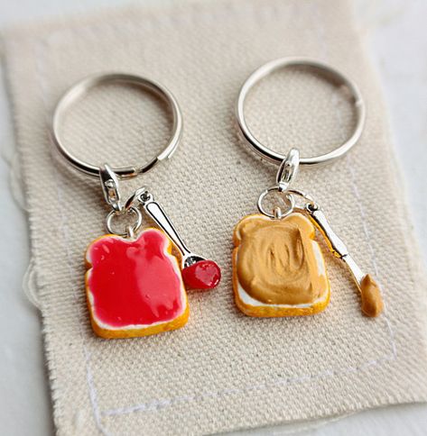 Peanut Butter and Strawberry Jelly Friendship Keychain...how cute is that! Bff Keychain, Friendship Keychain, Strawberry Jelly, Tanah Liat, Peanut Butter And Jelly, Food Jewelry, Mini Things, Polymer Clay Charms, Cute Keychain