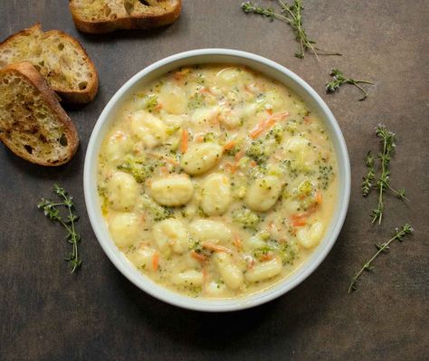 Broccoli Cheddar Gnocchi Soup Cheese Gnocchi, Broccoli And Carrots, Comfort Soup Recipes, Healthy Soups, Homemade Gnocchi, Potato Gnocchi, Gnocchi Soup, Hearty Soup, Broccoli Cheddar Soup