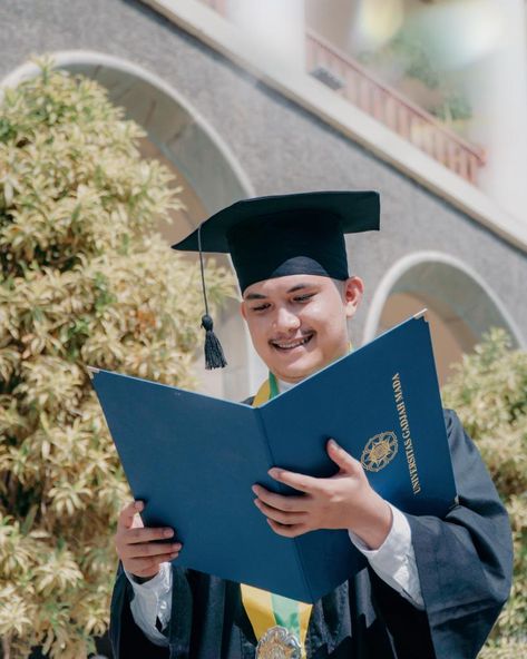 Graduation Photoshoot Ideas Men, Male Graduation Poses, Graduation Poses For Guys, Graduation Photography Men, Graduation Poses Ideas, Male Graduation Pictures, Male Graduation, Graduation Photography Poses, Graduation Poses