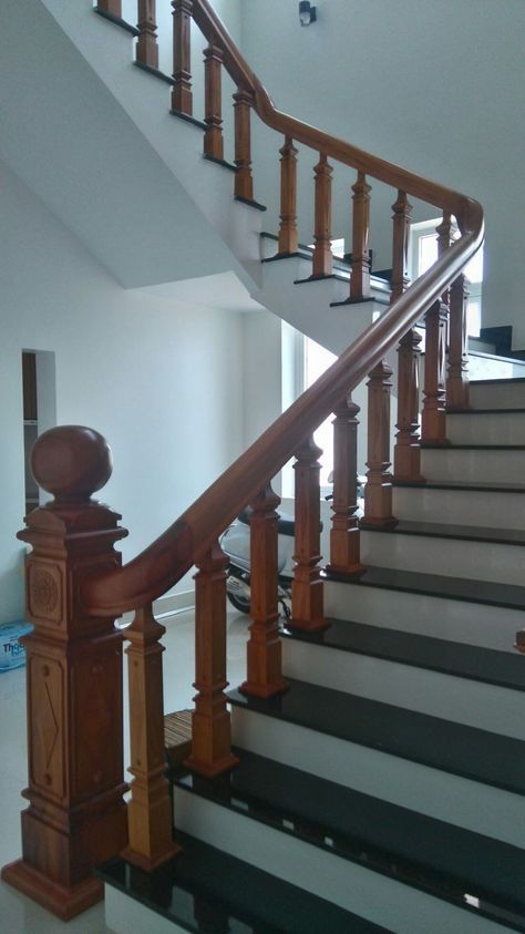 Wooden Railings For Balcony, Wooden Railings For Stairs Modern, Balcony Railing Design Wood, Reling Design Wood, Modern Staircase Railing Wood, Stair Railing Design Wooden, Wooden Staircase Design Modern, Wooden Staircase Railing Modern, Wooden Stairs Railing Design