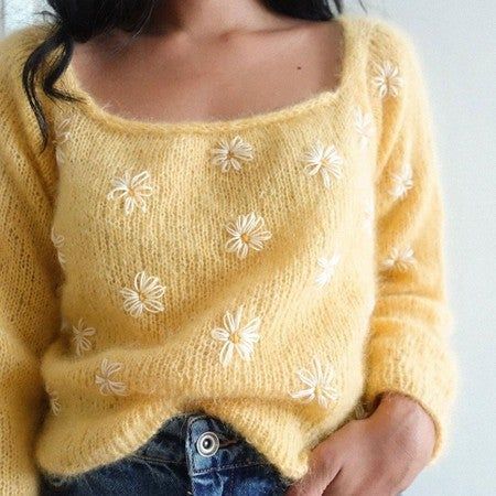 Floral Jumper, Mode Boho, Sewing Embroidery Designs, Modern Embroidery, Yellow Top, Spring Wardrobe, Knit Fashion, New Wardrobe, Yellow Floral