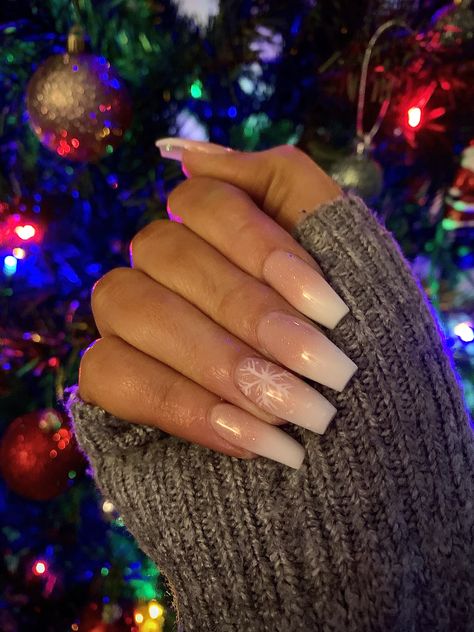 French Fade Christmas Nails, Ombré Nails With Snowflakes, Simple Winter Nails Coffin, White Christmas Snowflake Nails, Ombre With Snowflake Nails, Ombré Nails Christmas, Winter Nails Ballerina Shape, French Ombre Christmas Nails, Casual Nails Acrylic Winter