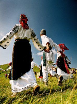 Photo by Sorin Onisor Romania People, Romanian Culture, Visit Romania, Costumes Around The World, Romania Travel, Rural Lifestyle, Traditional Dance, Folk Dance, Dance Photos