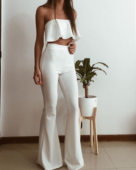 Charo Store on Instagram: “🌸SS19/20 | Época de fiesta Conjunto en blanco | Oxford crep ➕ Strapless volado 😍 Súper fino 📍HOY 17 a 20:30hs” Pantalon Blanco Outfit, Flare Outfit, Oxfords Outfit, Elegant Summer Outfits, Fiesta Outfit, White Flares, Outfit Primavera, Hollywood Fashion, White Outfits