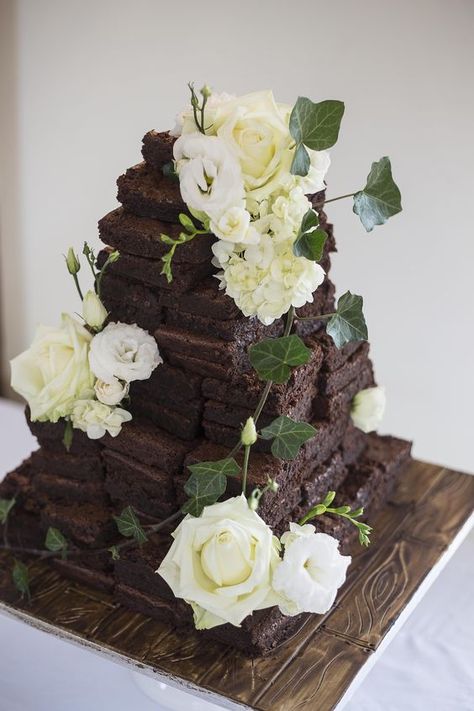 30 Casual And Tasty Brownie Wedding Cakes - Weddingomania Brownie Tower Wedding Cake, Brownie Wedding Cake Tower, Brownie Cake Wedding, Wedding Brownie Cake, Brownies Dessert Table, Wedding Cake Brownies, Brownies Wedding Cake, Bridal Shower Brownies, Brownie Stack Wedding Cake