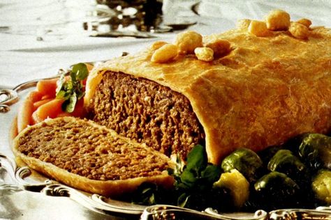 Meatloaf Wellington vintage recipe from 1974 - Click Americana Meatloaf Wellington Recipe, Meatloaf Wellington, Bacon Quesadilla, Ground Beef Wellington, Ground Beef Meatloaf, Beef Rib Roast, Mrs Wilson, Wellington Recipe, Impossible Pie