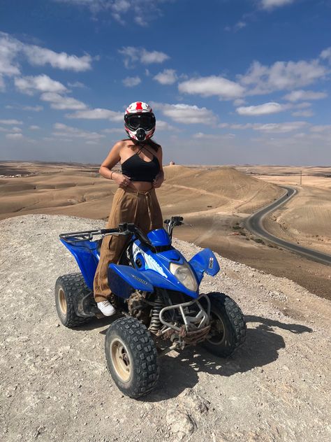 quad bike in the desert with helmet Quadbiking Outfit Ideas, Quad Astetic, Bike Date Outfit, Quad Pictures Photo Ideas, Quad Bike Outfit Women, Quad Aesthetic, Quad Biking Outfit, Bike Outfits Women, Caribbean Photos