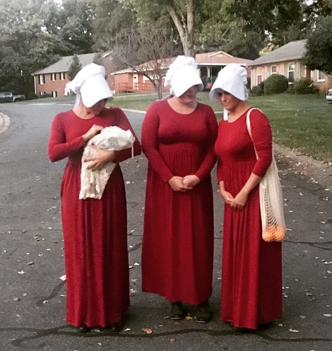 Handmaid’s Tale Halloween Costume #handmaidstale #grouphalloweencostume #halloween2017 #Halloweencostumes #halloweencostumesforwomen #halloweencostumesforgroups Handmaids Tale Costume, Mushroom Costume, Handmaid's Tale, Group Halloween Costumes, Cosplay Characters, Halloween 2017, Halloween Deco, Couple Halloween, Couple Halloween Costumes