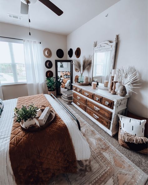 Hobo Home Decor Living Rooms, Couples Bedroom Ideas With Vanity, Modern Farmhouse Western Decor, Midwest Bedroom Decor, Big Farmhouse Bedroom Ideas, Western Masterbed Room, Brown Rust Bedding, Minimalist Ranch House Decor, Western Boho Tv Stand Decor