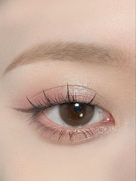 Eyeshadow Inspiration Simple, Angelic Makeup Look Natural, Simple Pink Makeup Looks Natural, Soft Eye Makeup Look, Angelic Eye Makeup, Pink Korean Makeup, Pink Makeup Looks Soft, Simple Cute Makeup, Natural Pink Makeup