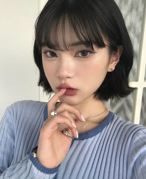 Bangs 2024, Pelo Color Vino, Short Hair Makeup, Ulzzang Hair, Short Hair Tomboy, Korean Short Hair, Icons Girls, Asian Short Hair, Hair Inspiration Short