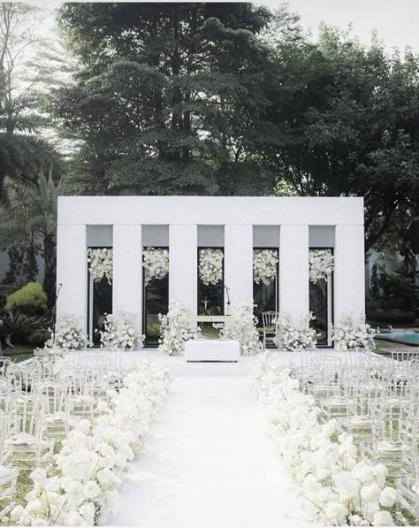 Wedding Walkway, Black And White Wedding Theme, White Wedding Decorations, Wedding Background Decoration, Wedding Stage Design, White Wedding Theme, Dubai Wedding, Luxury Wedding Decor, Wedding Backdrop Design