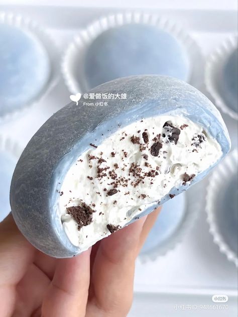 Mochi Oreo, Aesthetic Mochi, Food Mochi, Mochi Aesthetic, Ice Cream Mochi, Mochi Ice Cream, Blue Food, Pretty Birthday Cakes, Food Drinks Dessert