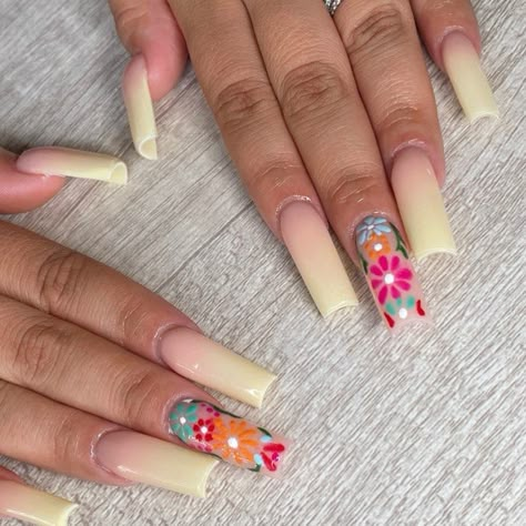 Different Color Flower Nails, 5 De Mayo Nail Ideas, Traditional Mexican Nails, Nails Acrylic Mexican Theme, Mexican Independence Nails, Cinco De Mayo Nails Design, Mexican Nails Short, Mexico Theme Nails, Hacienda Nails