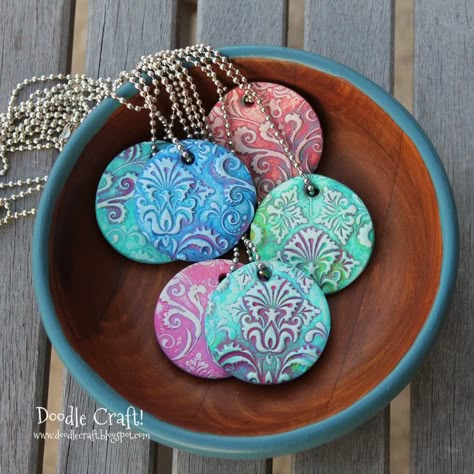 Doodle Craft...: DIY Damask Polymer Clay Pendants!... so easy.. clay, rubber stamp(s), paints of your choice! Polymer Clay Pendants, Polymer Clay Kunst, Easy Polymer Clay, Ceramic Pendants, Clay Pendants, Baking Clay, Tanah Liat, Polymer Clay Pendant, Fimo Clay