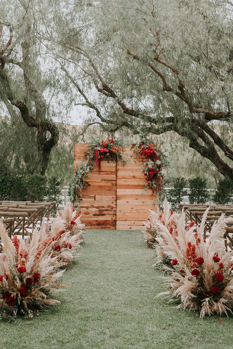 Farmhouse Theme Wedding Decor, Rugs Boho Wedding, Wedding Decorations For Outside, Fun Party Wedding Ideas, Pompous Wedding Decor, Unique Wedding Alter Ideas, Creative Wedding Decorations, Fall Isle Decorations Wedding, Isle Wedding Decor