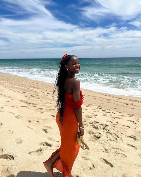 expressions of Your grace Beach Black Women, Vacation Black Women, Beach Aesthetic Outfits, Ig Poses, Walking On The Beach, Coastal Summer, Vintage Dance, Vacay Vibes, Vacation Mood