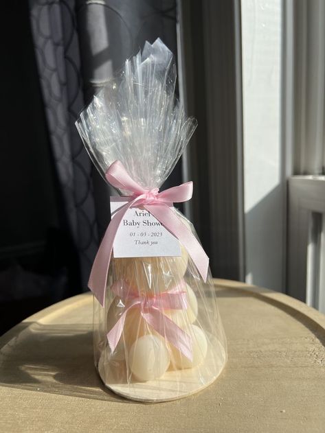 These scented Teddy Bear candles are made of soy wax. They're wrapped in cellophane paper and come with a personalized label and ribbon bow. We have two sizes and different colors available. Candle Pics, Teddy Bear Candle, Ariel Baby, Party Favors Baby Shower, Bear Candle, Favors Baby Shower, Christening Favors, Candle Wrap, Baby Shower Gender Reveal