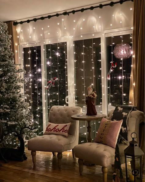 Wall Of Christmas Lights, Curtain Lights Over Window, Christmas Lights Curtains, Xmas Lights Indoor, Curtain Christmas Lights, Christmas Curtain Lights Ideas, Christmas Lights Ideas Indoor, How To Hang Curtain Lights, Hanging Christmas Lights Inside Window