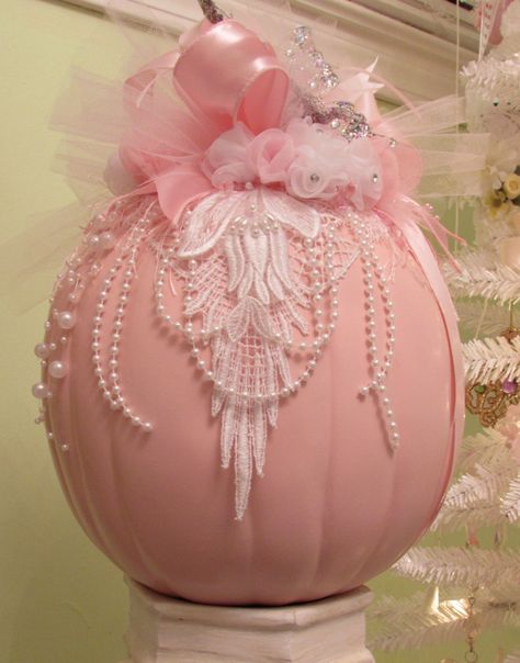 Shabby Chic Pumpkin - Pink Pumpkin - Pink Pumpkins - Girly Pink Pumpkin Glam Pumpkins, Shabby Chic Halloween, Shabby Chic Pumpkins, Pink Halloween Decor, Shabby Chic Fall, Shabby Chic Decor Ideas, Decorated Pumpkins, Jasmine Party, Halloween Chic