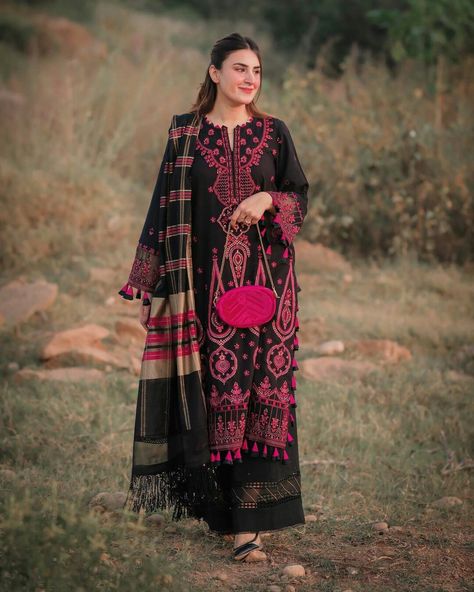 Lawn Dress Neck Design, Dress Designs For Girls, Cute Dresses For Party, Womens Trendy Dresses, Dress Neck, Long Kurti Designs, Summer Suit, Pakistani Dresses Casual, Summer Lawn