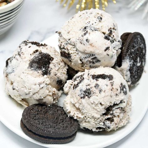 Bierocks Recipe, Ice Cream Pictures, Cookies And Cream Ice Cream, Cuisinart Ice Cream, Cuisinart Ice Cream Maker, Oreo Ice Cream, Ice Cream Maker Recipes, Ice Cream Mixture, Cream Ice Cream