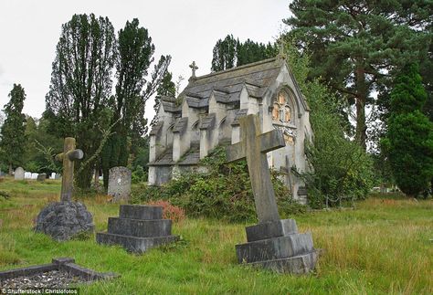 At the end of the 40-minute journey to the cemetery, pictured, funerals would be attended followed by refreshments including ham sandwiches and fairy cakes Historic London, Historical London, 19th Century London, Ham Sandwiches, Fairy Cakes, London History, Decorative Ideas, Travel News, Early 1900s