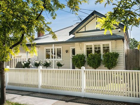 Weatherboard Exterior, Green Roof House, Weatherboard House, Stunning Homes, California Bungalow, South Melbourne, Edwardian House, Cottage Exterior, White Picket Fence