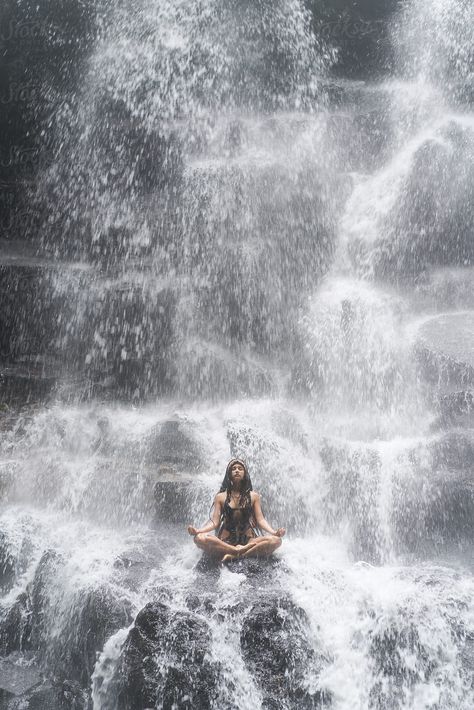 Yoga Nature, Water Shoot, Waterfall Photo, Lotus Pose, Yoga Pictures, Waterfall Photography, Yoga Photography, Foto Art, Senior Pics