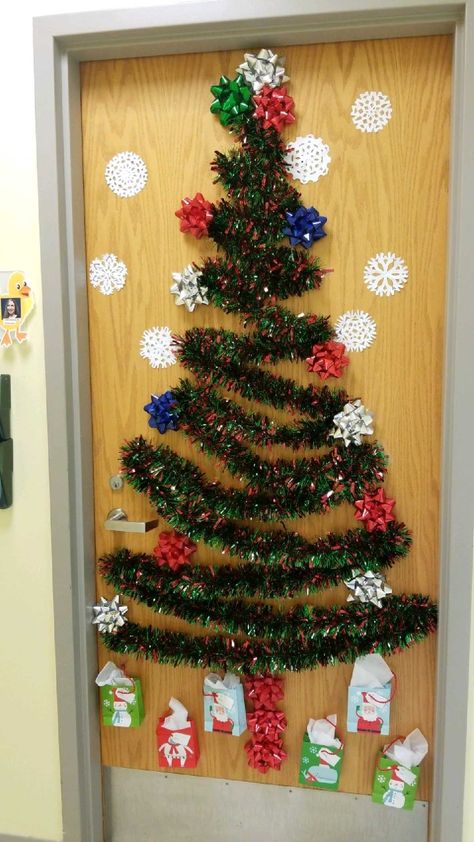 Christmas Tree Door Decorations School, Tree Door Decorations Classroom, Christmas Tree Door Classroom, Christmas Board Decorations For School, Christmas Tree Classroom Door, Christmas Tree Door Decorations, Office Door Christmas, Christmas Board Decoration, Christmas Door Design