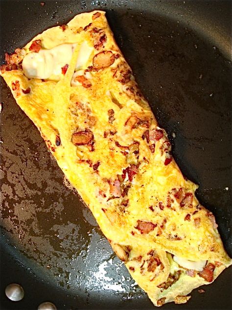 Simple Bacon and Cheese Omelet - The Hungry Mouse Healthy Omelet, Complicated Recipes, Cheese Omelet, Cheesy Eggs, Bacon And Cheese, Bacon Stuffed Mushrooms, Easy Bacon, Single Serving Recipes, Best Bacon