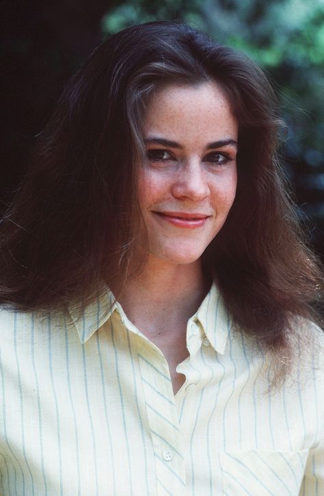 Ally Sheedy Ally Sheedy Breakfast Club, Breakfast Club Cast, Ally Sheedy, Girl Bi, Breakfast Club Movie, 80s Girl, Literary Agent, People Of Interest, Hollywood Legends