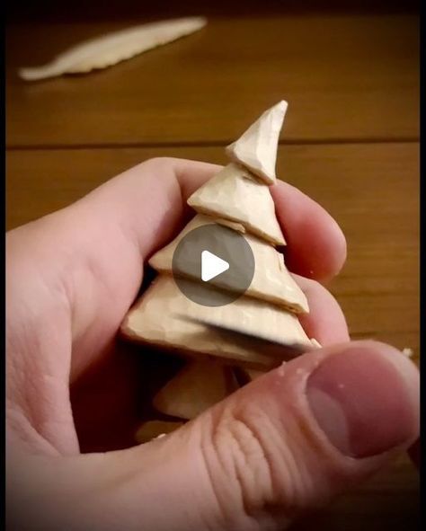 Dremel Crafts Woodworking, Whittling Projects Pattern, Easy Woodcarving, Wood Carving Patterns Templates, Easy Wood Carving Ideas, Christmas Wood Carving, Wood Carving Ideas Beginner, Dremel Werkzeugprojekte, Wood Carving Christmas