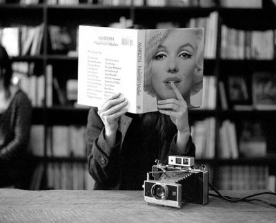 <3 People Reading, Norma Jeane, Woman Reading, Reading A Book, Foto Art, The Visitors, Diy Photo, Land Art, Facebook Cover