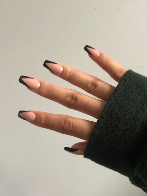 Minimalist Nails Coffin, Summer Nude Nails, Stiletto Nail Ideas, Black Tip Nails, Black And Nude Nails, Shorts Nails, Triangle Nails, Black Coffin Nails, Nails Art Designs