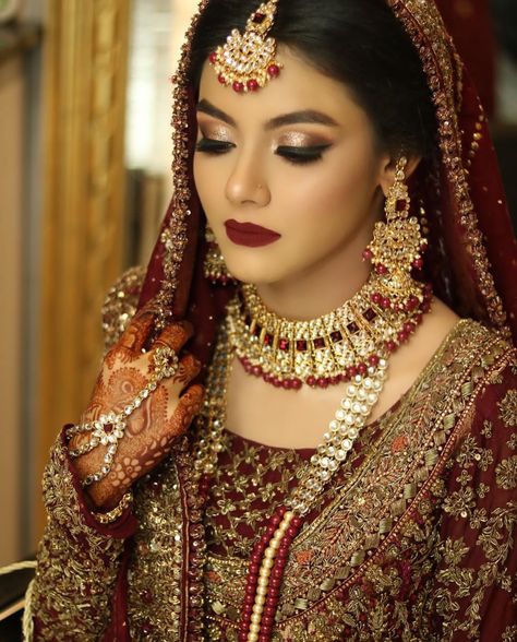 Desi Bridal Makeup Red, Hd Makeup Looks Bridal, Wedding Reception Makeup, Desi Bridal Makeup, Pakistani Makeup Looks, Bridal Makeup Red Lips, Eyes Hazel, Pakistani Makeup, Awkward Wedding Photos